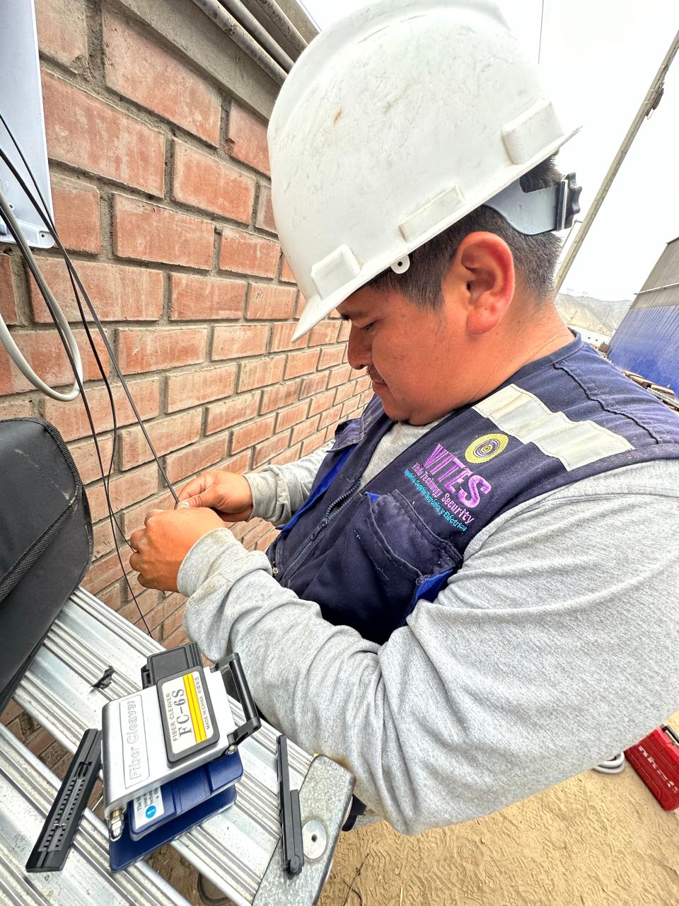 Equipo técnico realizando mantenimiento